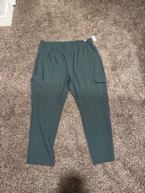 Old Navy Tapered Active Pants in Sage Green
